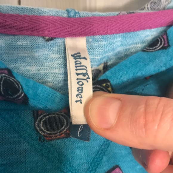 ‼️Last chance! Being donated! 💵3/$10 Wallflower Hi-Lo Camera Hoodie - Picture 3 of 3